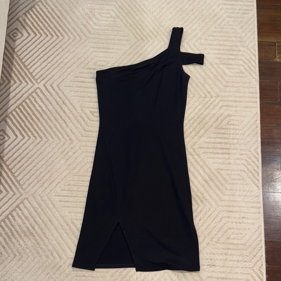 Forever 21 Elegant Black One-Shoulder Bodycon Dress
worn once
size s - Picture 3 of 5